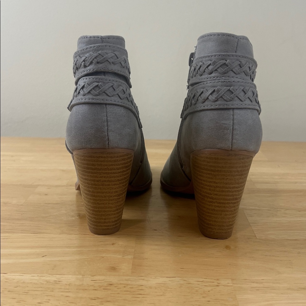 Charlotte Russe Women’s Gray Faux Suede Ankle Booties Size 9 Block Heel Zip - Picture 3 of 7